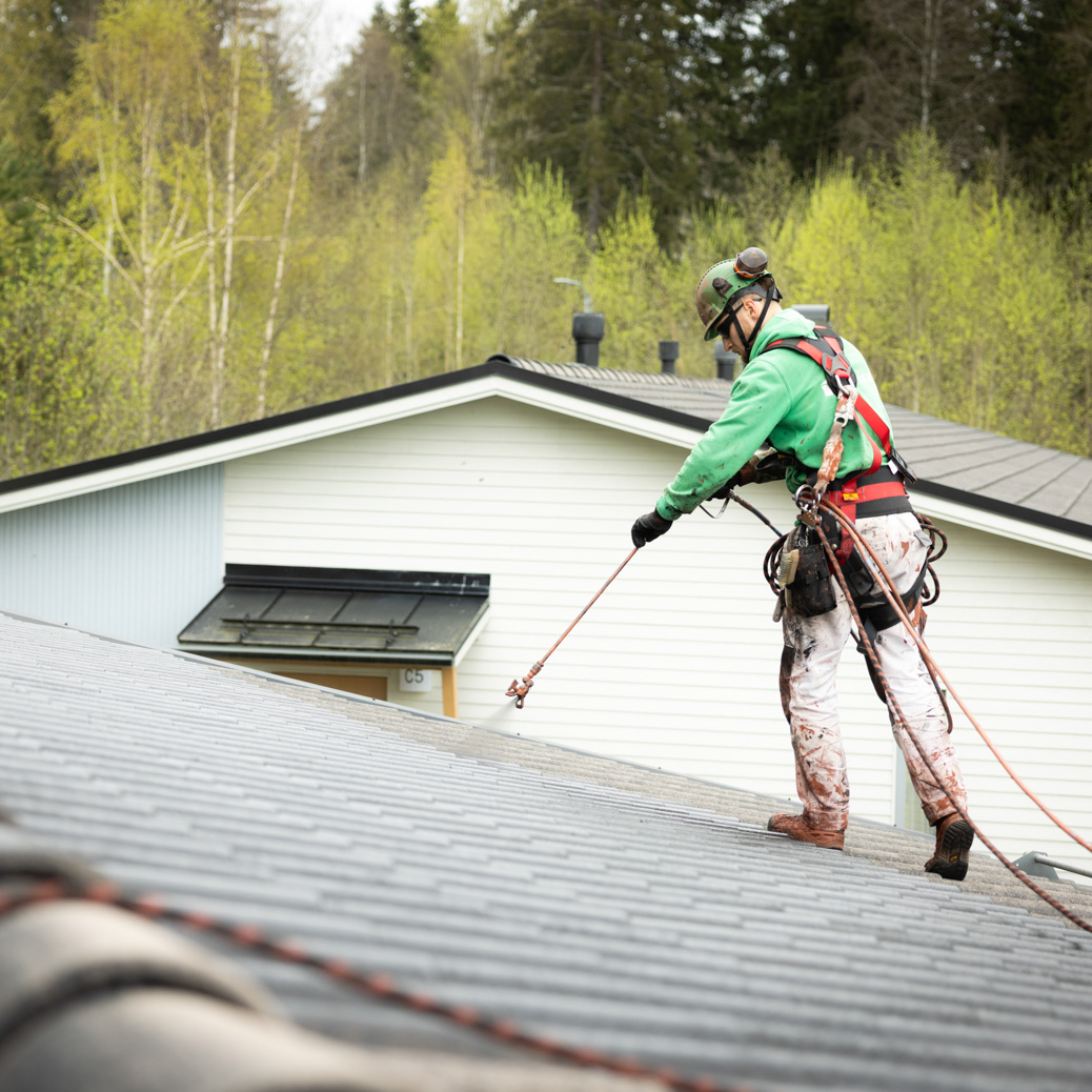 Kesäkuun Kiinteistölehdessä kerromme hämeenlinnalaisen taloyhtiön kattoremontista. Aurinko oli haalistanut mustan tiilikaton paikoin harmaaksi ja sammal oli alkanut kiinnittyä sen pinnoille. Miten remontti eteni?

Lue lisää ensi viikolla ilmestyvästä lehdestä!

📷: Pekka Rousi