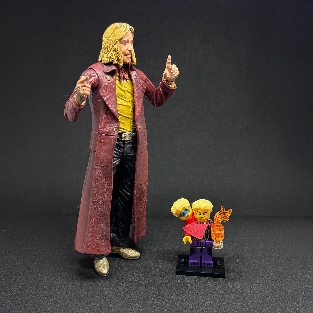 dafttom's tweet image. My Lego figures alongside the 2005 NECA Hitchhiker's figures – Zaphod &amp;amp; Zaphod!

Support this wonderfully improbable LEGO Ideas set!

Share and Enjoy!

ideas.lego.com/s/p:57b5236ec8…

#TheHitchhikersGuidetotheGalaxy #DouglasAdams #HitchhikersGuide #h2g2 #lego #legoideas #HGttG