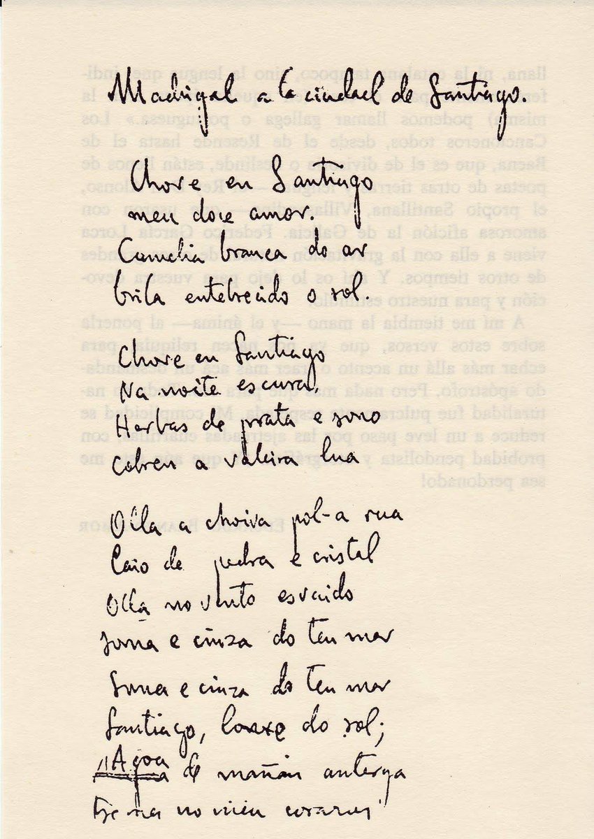 Chove en Santiago
meu doce amor.
Camelia branca do ar
brila entebrecida ô sol.
Chove en Santiago
na noite escrura.
Herbas de prata e de sono
cobren a valeira lúa.
...
Tal día como hoxe, 5 de xuño, de 1898, nace Federico García Lorca autor do poemario "Seis poemas galegos".