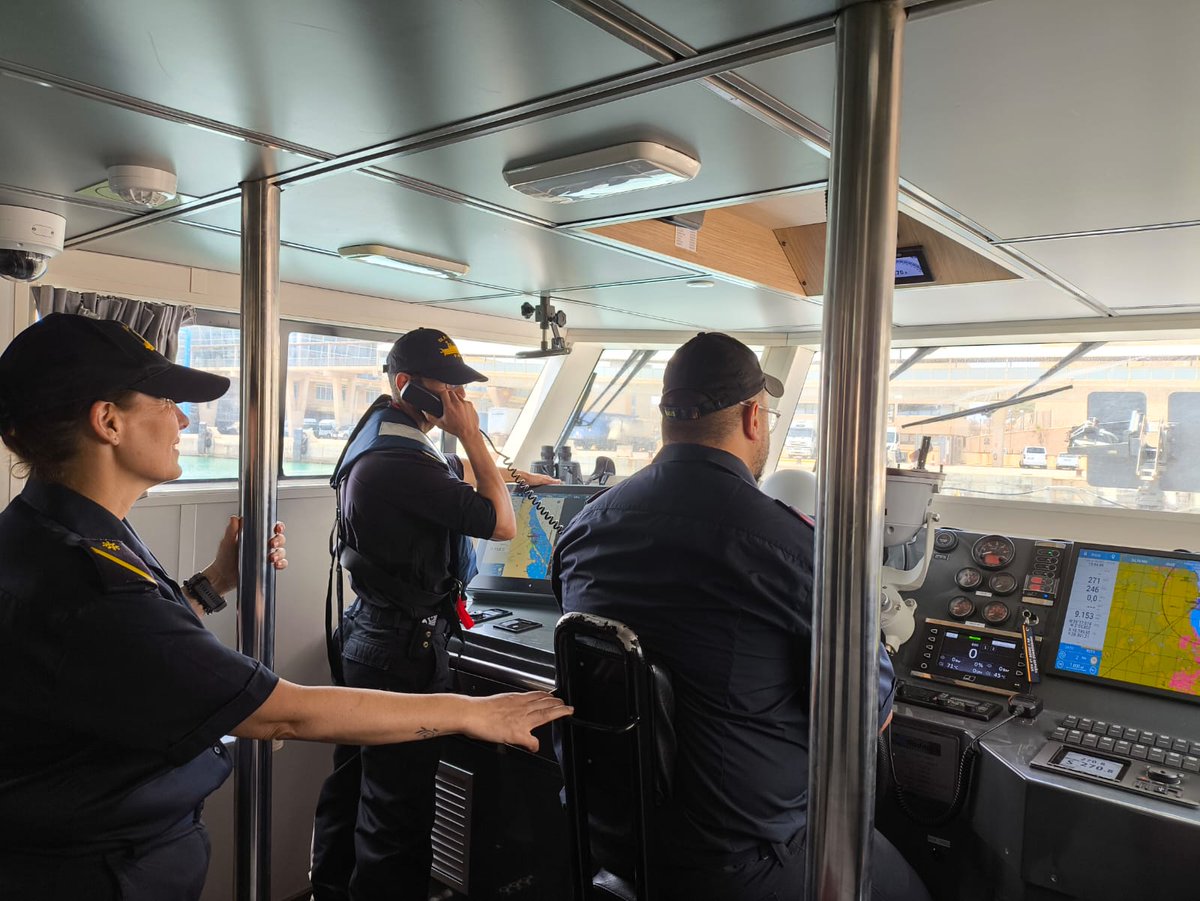EMADmde's tweet photo. El #PatrulleroIslaPinto ha realizado tareas de presencia, vigilancia y disuasión #OpsPvD en aguas próximas a las islas Chafarinas. Con ello, nuestros militares muestran su apoyo al @EjercitoTierra en su destacamento permanente #MOT. #MOPS https://t.co/tHAg4pKLHN