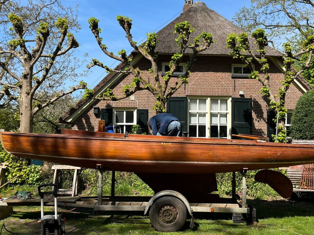 marcomout's tweet image. #IkHebEenLeerling, 14, die liep vast op een helemaal niet zo VrijeSchool. Zijn ongeremde Maaktalent werd niet begrepen. Dus kwam hij bij mij, met z'n passie voor Bootjes. Hij mocht ontwerpen, bouwen, testen. Het begon klein. Toen kwam een Wrak Bootje op z'n pad...
Resultaat: