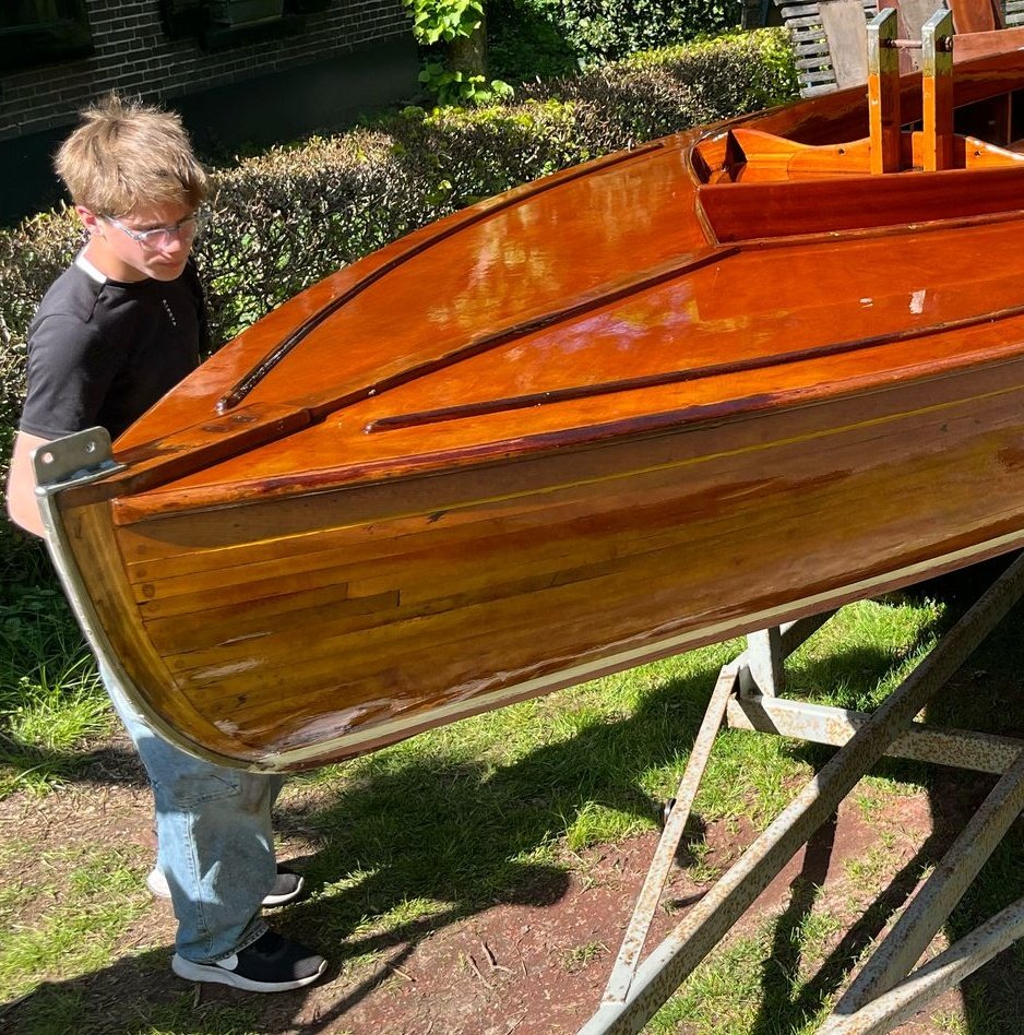 marcomout's tweet image. #IkHebEenLeerling, 14, die liep vast op een helemaal niet zo VrijeSchool. Zijn ongeremde Maaktalent werd niet begrepen. Dus kwam hij bij mij, met z'n passie voor Bootjes. Hij mocht ontwerpen, bouwen, testen. Het begon klein. Toen kwam een Wrak Bootje op z'n pad...
Resultaat: