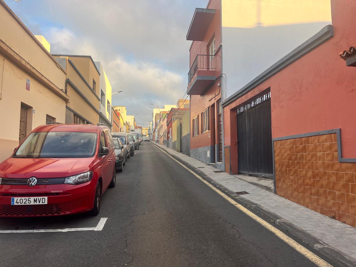 laradiocanaria's tweet image. 🔴 Un hombre ha sido detenido en La Laguna, Tenerife, por su presunta implicación en el asesinato de una mujer de 66 años. 

Según las primeras informaciones, se trataría del hijo de la víctima. 

📸 @CarolinaArmas 

📻 #InformativosLRC 
📡 rtvc.es/la-radio-canar…