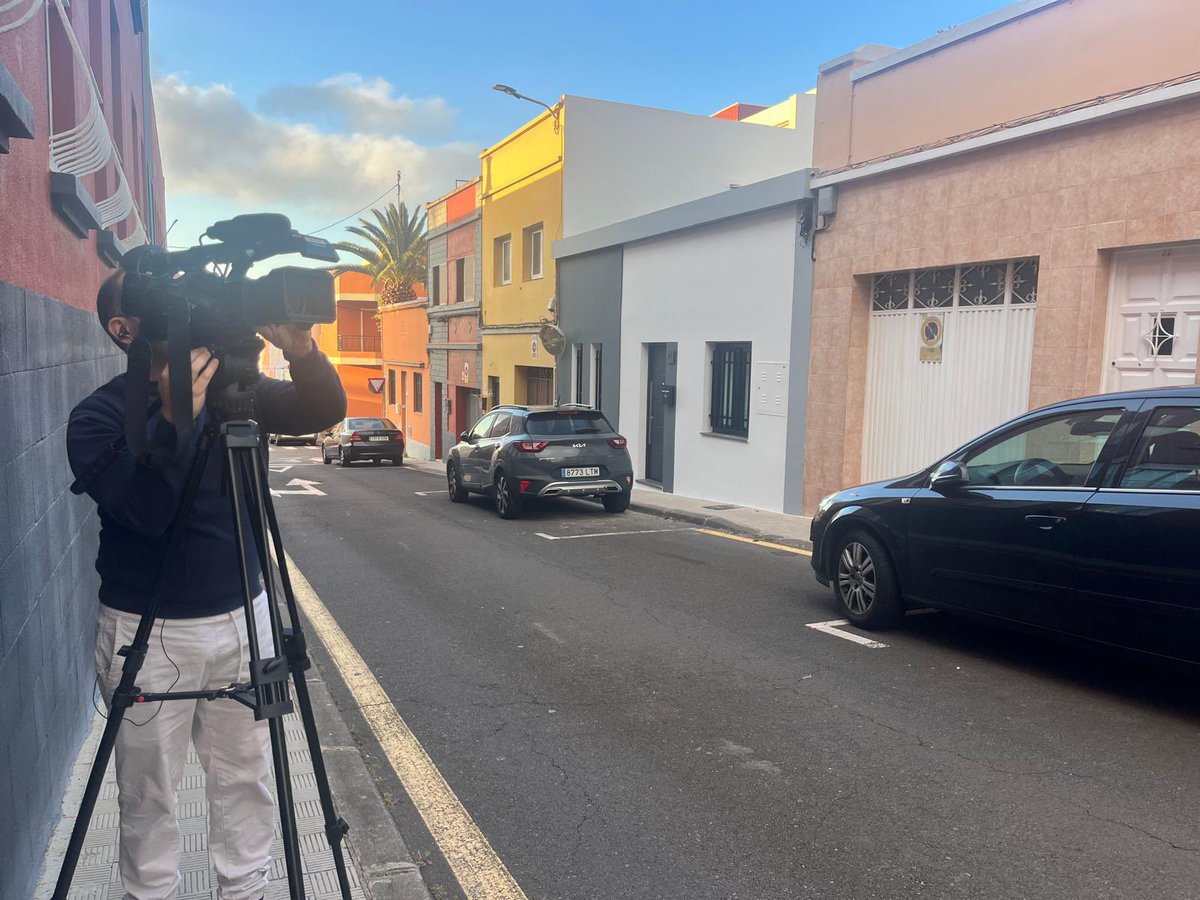 laradiocanaria's tweet image. 🔴 Un hombre ha sido detenido en La Laguna, Tenerife, por su presunta implicación en el asesinato de una mujer de 66 años. 

Según las primeras informaciones, se trataría del hijo de la víctima. 

📸 @CarolinaArmas 

📻 #InformativosLRC 
📡 rtvc.es/la-radio-canar…