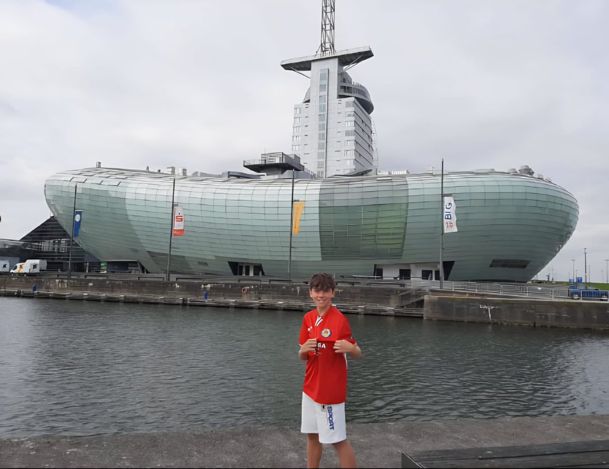 #AlborayaUD en #Bremerhaven  #Alemania 🇩🇪 ⚽️ ❤️

#AUDxelmundo 🔴⚫️🌍

🔴⚫🌟 #Alborayanuncaserinde
#somAUD #somdAlboraya
#Fútbol #Escuela #Equipo