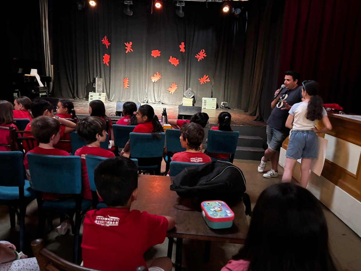 L'alumnat de 4t ha teatralitzat  "Mort al monestir" per a uns espectadors molt especials els nens i nenes de 3r. Súper!!!!