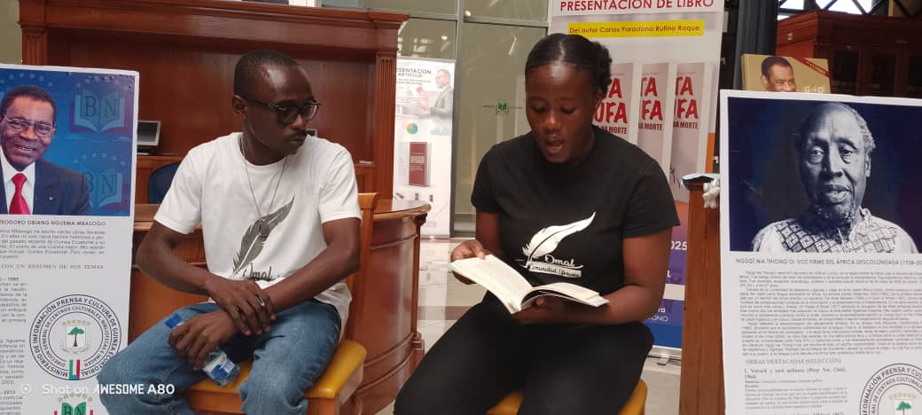 OmalclOficial's tweet photo. En un #homenaje al profesor Wa Thiong'o, recientemente fallecido, hemos colaborado con la #Biblioteca Nacional ante un público variado, con quienes hemos abordado pautas para un #comentario de #texto 
#Literatura #OMALCL #GaleriaLenoy #NgūgïWaThiong'o #Legado https://t.co/9PvUbVPX6I