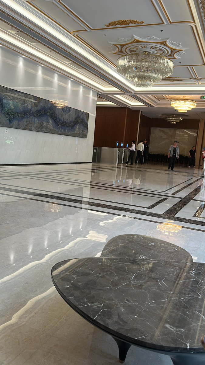 医院的住院楼环境真好，不知道的还以为是酒店呢