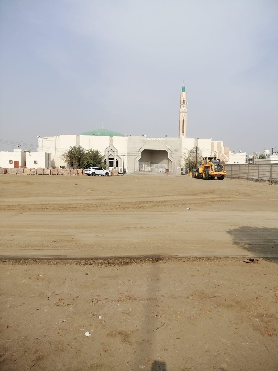 قامت معدات بلدية محافظة #القنفذة بعمليات مسح لمواقف السيارات لمصليات العيد بمدينة القنفذة .