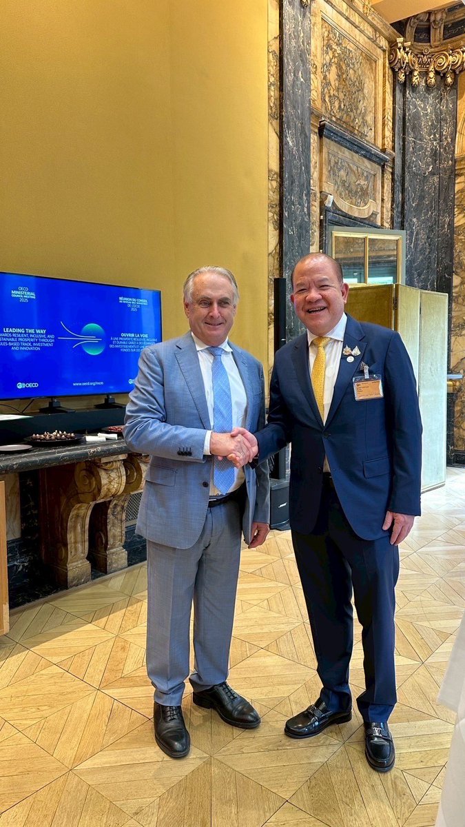 Angela Macdonald (@ausambbkk) on Twitter photo As agricultural exporters, 🇦🇺 & 🇹🇭 benefit from liberalised, rules-based trade.
🇦🇺 Trade and Tourism Minister <a href="/Senator_Farrell/">Donald Edward Farrell</a> and 🇹🇭 <a href="/ThailandMOC/">กระทรวงพาณิชย์</a> Minister Pichai met with Cairns Group Ministers this week to address barriers to agricultural trade. As agricultural exporters, 🇦🇺 & 🇹🇭 benefit from liberalised, rules-based trade.
🇦🇺 Trade and Tourism Minister <a href="/Senator_Farrell/">Donald Edward Farrell</a> and 🇹🇭 <a href="/ThailandMOC/">กระทรวงพาณิชย์</a> Minister Pichai met with Cairns Group Ministers this week to address barriers to agricultural trade.