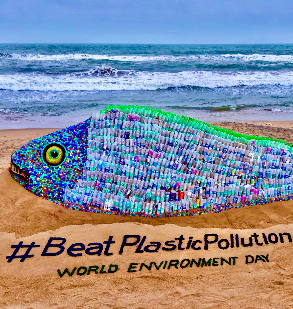 Plastics!!📛
Rivers are choking because of it.
Lands filled with heaps of it.
Air quality tampered with because of it.☠️
Even your bloodstream isn't left behind. 💔

This #WorldEnvironmentDay, let's be in solidarity to #BeatPlasticPollution