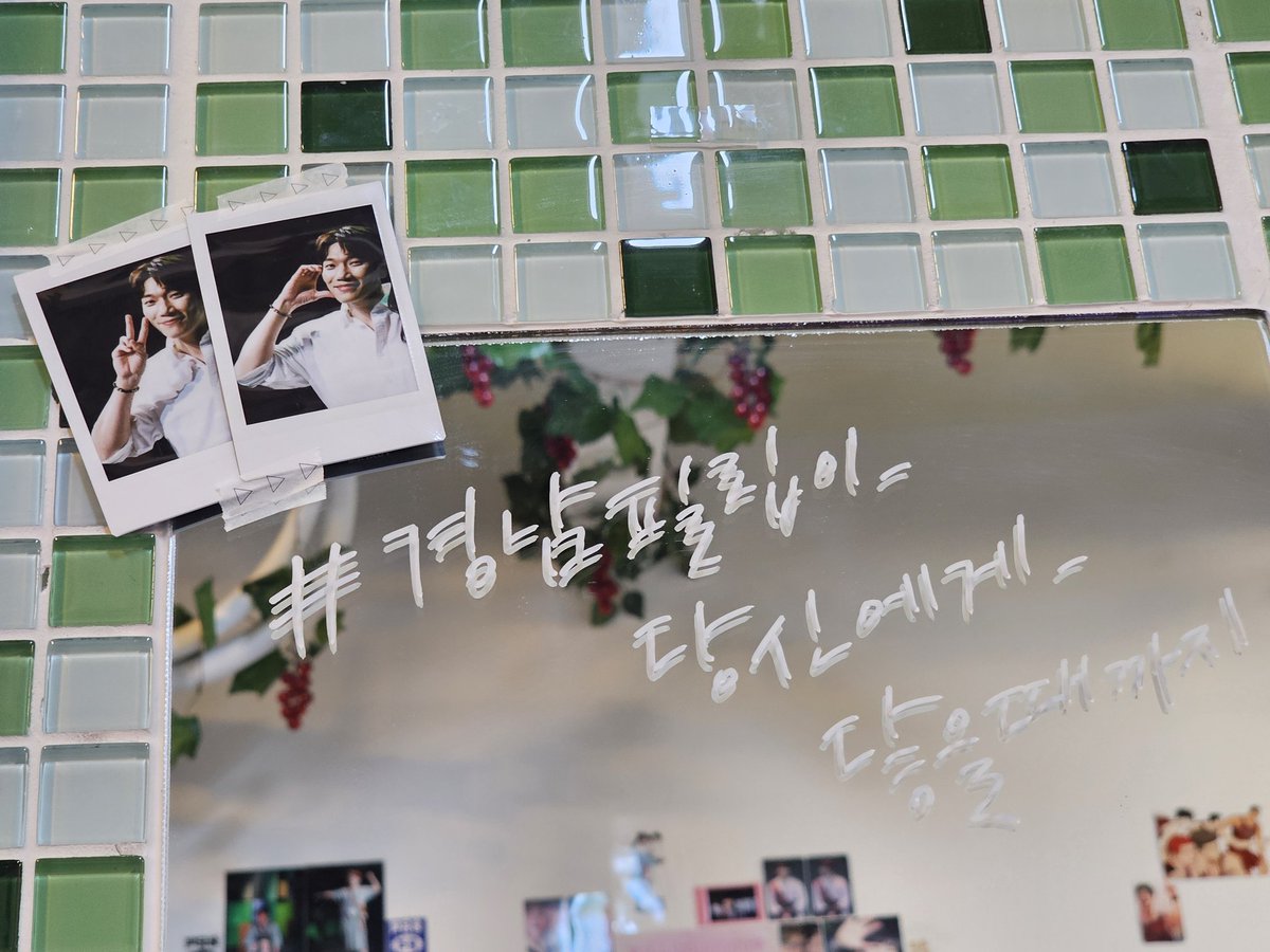 arr_322's tweet photo. #경남필립이_당신에게_닿을때까지

진짜 아무생각없이 포도알 들리러 왔는데 경남필립이 걸려있어서 너무너무행복했어요..🥹🥹 사방에 필립사진들과 편지... 저 진짜 울었어요...조금...
이렇게 일상 속에 경남 필입을 만날 수 있게해주신 선생님들 복 받으실겁니다... 최고예요 정말 감사합니다😭🫶❣️ https://t.co/gIrSixb8RW