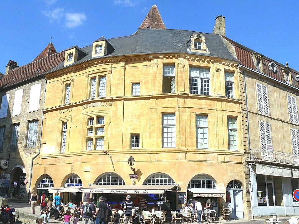 Maison à #SarlatlaCanéda (#Dordogne) Maison en partie du XVIe siècle, côté cour, avec tourelle d'escalier. Une porte arrondie donne accès à la cour intérieure. Au deuxième étage, ouvertures séparées par des pil...
Suite 👉 monumentum.fr/monument-histo…
#Patrimoine #MonumentHistorique