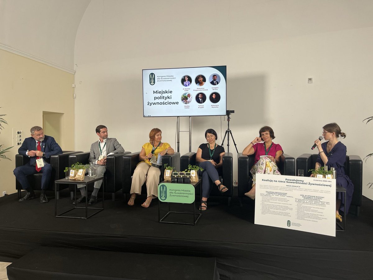 Rozpoczął się Kongres Miasta dla Suwerenności Żywnościowej 👩‍🌾 🥕
“Wrocławska Farma Miejskich jest z nami od roku. Z 2,5 ha udało nam się wyprodukować 60 ton warzyw, które dostarczamy do wrocławskich żłobków. Na farmie pracują osoby zagrożone wykluczeniem. Miasto przedłużyło jedną