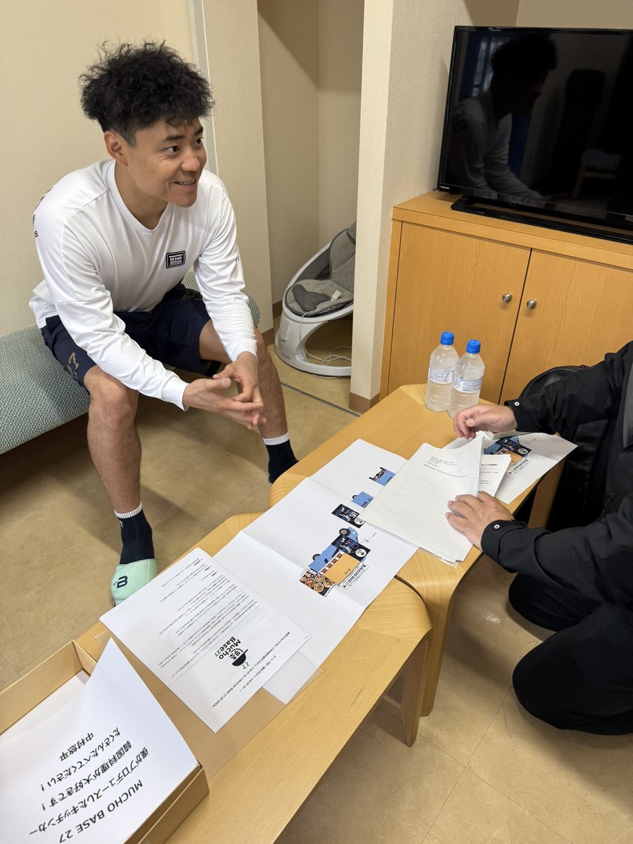 jingu_gourmetpr's tweet photo. 明日から #中村悠平 選手プロデュースキッチンカー「MUCHO BASE 27」がOPENいたします🚚
中村選手と計画してきましたので
ぜひお楽しみいただけますと幸いです😊

#神宮グルメ #球場グルメ #選手グルメ https://t.co/gXVge8Bvjg