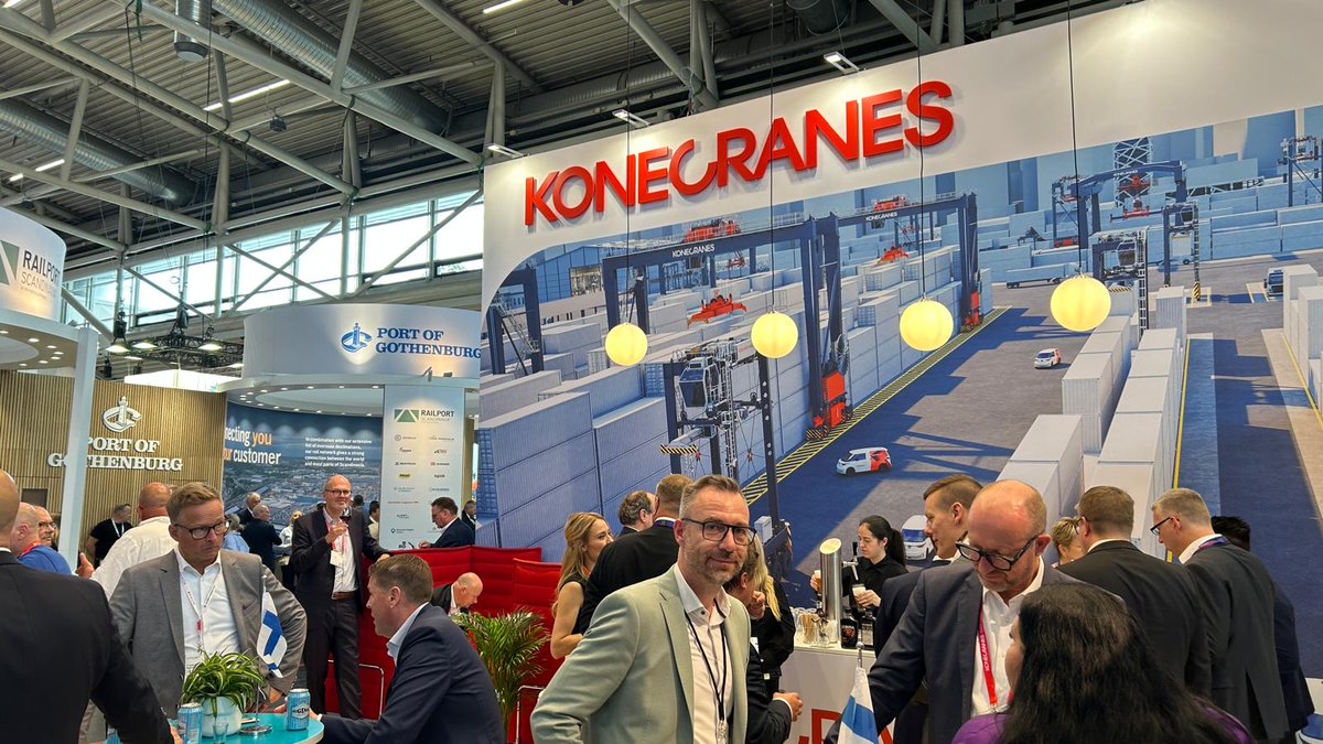 Yesterday at Transport Logistic, we welcomed Viktor Haase and Marcus Voelker from NRW’s Ministry. Tuomo Ruuska, Stephan Stiehler, Henrik Johansson, and Thomas Gylling shared insights on future logistics.

Visit us today—Hall B3, Stand 220.

#Konecranes