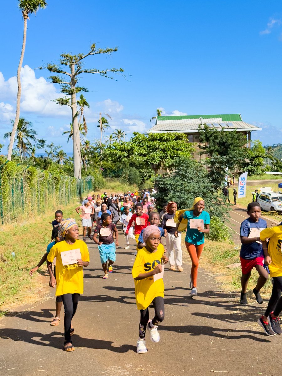 flrncrls's tweet photo. Cross inter-degrés dans le réseau REP+ de Ouangani de l’@ac_mayotte : du sport, de la bonne humeur et une liaison école-collège hors les murs https://t.co/btH9A8QMKY