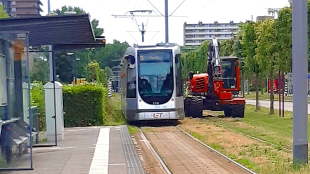 Grappig moment op tramlijn 11 in Schiedam Woudhoek -  rodi.nl/schiedam/l/449…