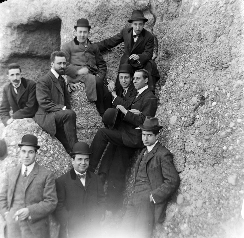 Lluís Bellas Melgosa (@lluisbellas) on Twitter photo 🎂 Tal dia com avui, 5 de juny de 1887, naixia a Cervera Agustí Duran i Sanpere: prohom de la cultura catalana, gran conservador i divulgador de la història.
👀 A veure si trobeu el senyoret Duran en aquestes fotos!
📸 Fons Duran i Sanpere – <a href="/arxiunacional/">Arxiu Nacional</a> 🎂 Tal dia com avui, 5 de juny de 1887, naixia a Cervera Agustí Duran i Sanpere: prohom de la cultura catalana, gran conservador i divulgador de la història.
👀 A veure si trobeu el senyoret Duran en aquestes fotos!
📸 Fons Duran i Sanpere – <a href="/arxiunacional/">Arxiu Nacional</a>