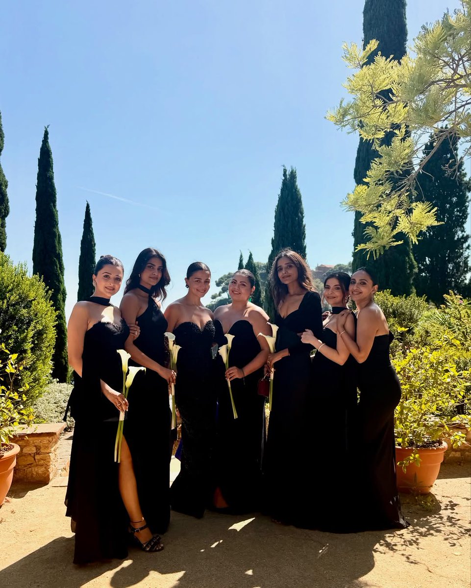 #AliaBhatt and her girl gang are giving us major bridesmaid goals!

#Alia #wedding #bridesmaid #trending #bollywood