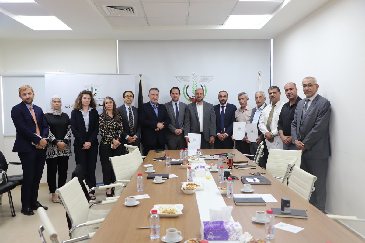 FranceJerusalem's tweet photo. ➡️ Soutien de  🇫🇷 aux collectivités palestiniennes : ✒️signature avec l’Association of Palestinian Local Authorities de 4 conventions avec des villes et villages palestiniens pour des projets de développements locaux grâce au soutien de @francediplo. Aider les collectivités à améliorer leurs services publics c’est agir pour renforcer un échelon de gouvernance essentiel, très impacté par la crise.