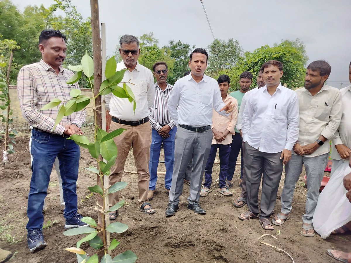 TTiec54901's tweet photo. ಅಫಜಲಪುರ ಹಾಗೂ ಸಾಮಾಜಿಕ  ಅರಣ್ಯ ವಲಯ ಅಫಜಲಪುರ ಇವರ ಸಂಯುಕ್ತ ಆಶ್ರಯದಲ್ಲಿ
" ವಿಶ್ವ ಪರಿಸರ ದಿನಾಚರಣೆ"
 *ತಾಯಿಯ ಹೆಸರಲ್ಲಿ ಒಂದು ವೃಕ್ಷ *
ಕಾರ್ಯಕ್ರಮ*
ಮಾನ್ಯ ದಂಡಾಧಿಕಾರಿಗಳು,  ಮಾನ್ಯ ಕಾರ್ಯನಿರ್ವಾಹಕ ಅಧಿಕಾರಿಗಳು, ಸಹಾಯಕ ನಿರ್ದೇಶಕರು, ವಲಯ ಅರಣ್ಯ ಅಧಿಕಾರಿಗಳು ಗಿಡ ನಡೆಯು ಮತ್ತು ನೀರು ಹಾಕುವ ಮೂಲಕ ಚಾಲನೆ ನೀಡಿದರು. https://t.co/wYv3sERgC2