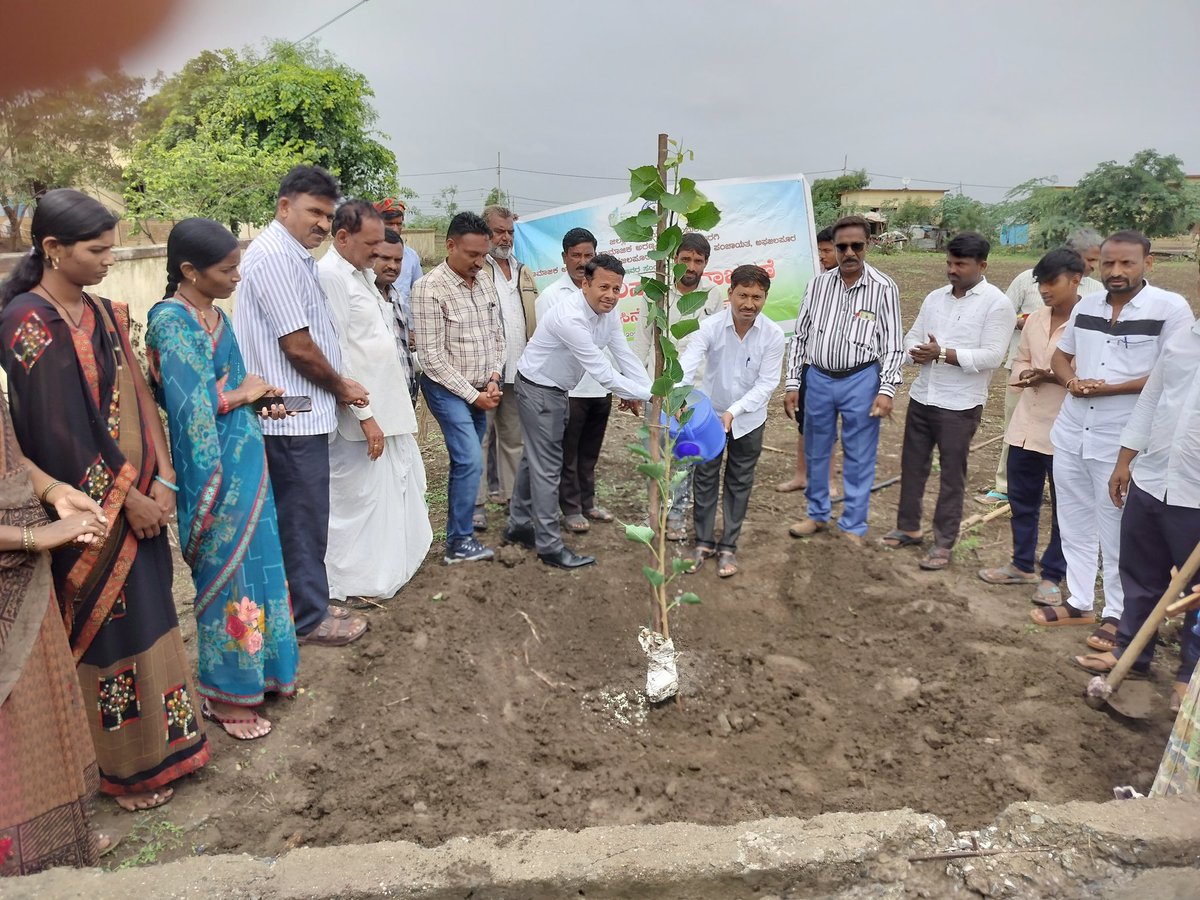 TTiec54901's tweet photo. ಅಫಜಲಪುರ ಹಾಗೂ ಸಾಮಾಜಿಕ  ಅರಣ್ಯ ವಲಯ ಅಫಜಲಪುರ ಇವರ ಸಂಯುಕ್ತ ಆಶ್ರಯದಲ್ಲಿ
" ವಿಶ್ವ ಪರಿಸರ ದಿನಾಚರಣೆ"
 *ತಾಯಿಯ ಹೆಸರಲ್ಲಿ ಒಂದು ವೃಕ್ಷ *
ಕಾರ್ಯಕ್ರಮ*
ಮಾನ್ಯ ದಂಡಾಧಿಕಾರಿಗಳು,  ಮಾನ್ಯ ಕಾರ್ಯನಿರ್ವಾಹಕ ಅಧಿಕಾರಿಗಳು, ಸಹಾಯಕ ನಿರ್ದೇಶಕರು, ವಲಯ ಅರಣ್ಯ ಅಧಿಕಾರಿಗಳು ಗಿಡ ನಡೆಯು ಮತ್ತು ನೀರು ಹಾಕುವ ಮೂಲಕ ಚಾಲನೆ ನೀಡಿದರು. https://t.co/wYv3sERgC2