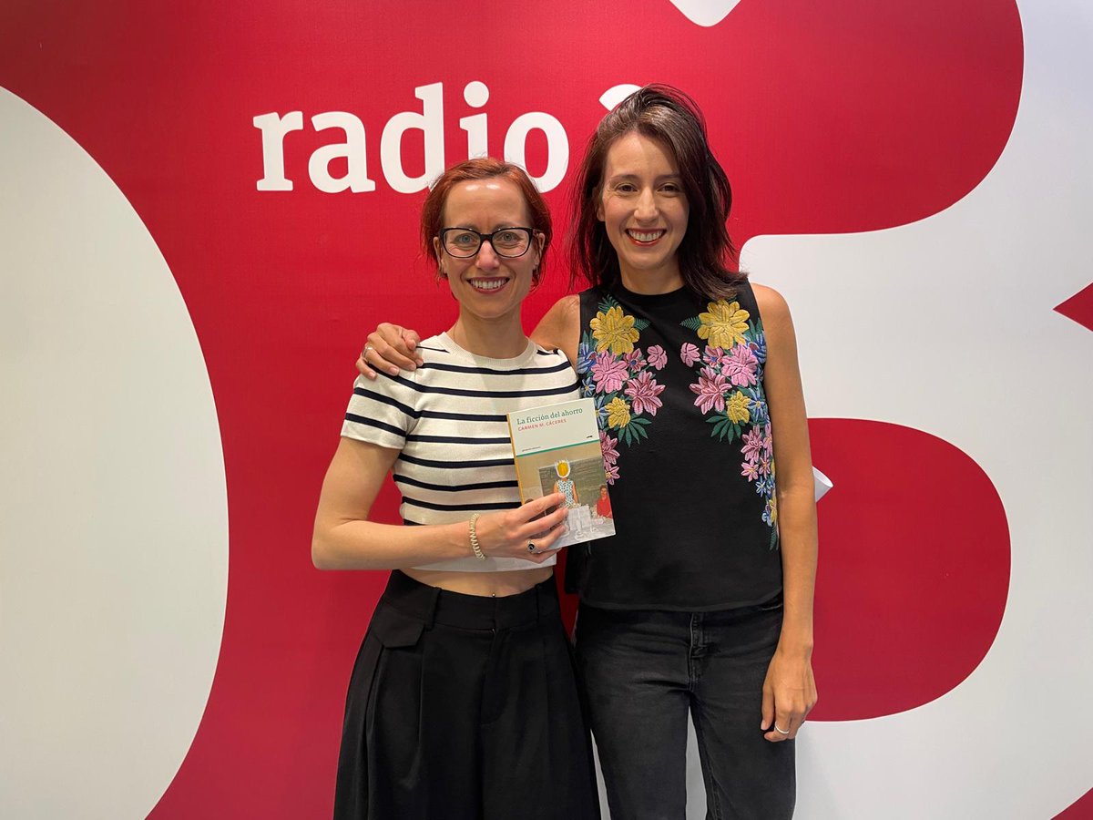Hoy Empieza Todo 2 (@het2_radio3) on Twitter photo Entrevistamos a la escritora Carmen M. Cáceres por su último libro 'La ficción del ahorro' editado por <a href="/GEdiciones/">gatopardo ediciones</a> 📚
Una novela inteligente e irónica sobre las ficciones —el ahorro, la clase media y la estabilidad familiar— de una sociedad instalada en una crisis permanente 💸 Entrevistamos a la escritora Carmen M. Cáceres por su último libro 'La ficción del ahorro' editado por <a href="/GEdiciones/">gatopardo ediciones</a> 📚
Una novela inteligente e irónica sobre las ficciones —el ahorro, la clase media y la estabilidad familiar— de una sociedad instalada en una crisis permanente 💸