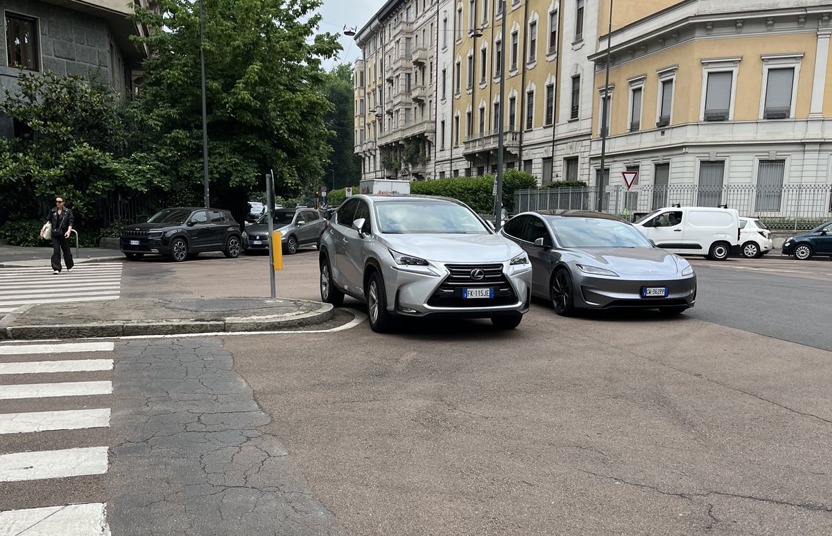 Potete far smettere di parcheggiare così?
<a href="/ComuneMI/">Comune di Milano</a>