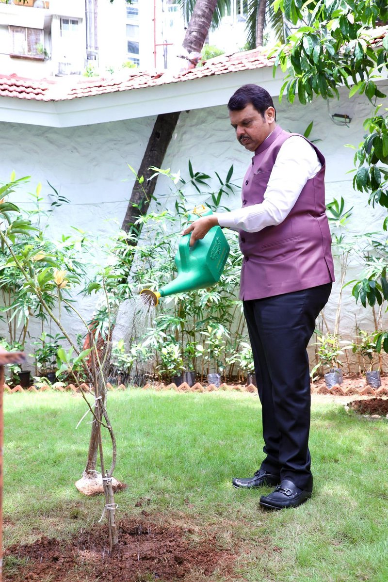 Maharashtra Chief Minister Devendra Fadnavis plants a sapling at his official residence, Varsha, in Mumbai, on World Environment Day.

#WorldEnvironmentDay