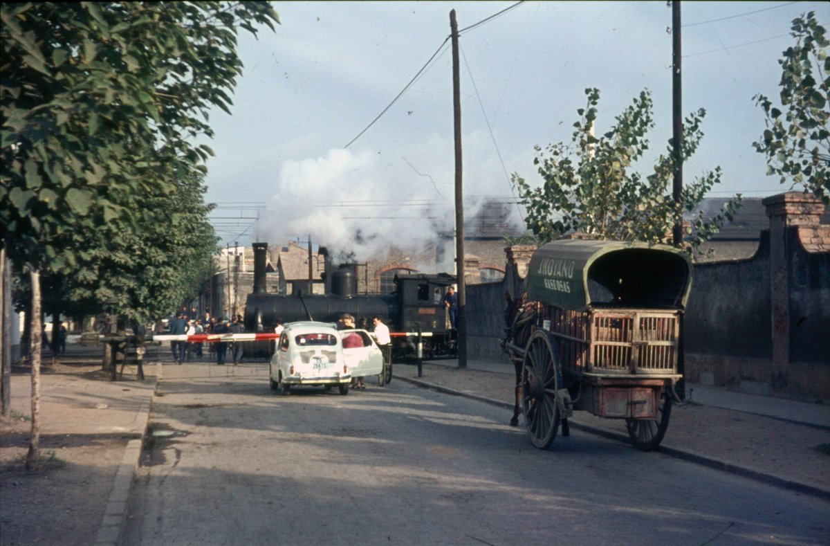 En el Día Internacional de Concienciación sobre los Pasos a Nivel echamos la vista atrás con estas fotografías de nuestro #ArchivoHistóricoFerroviario 📸

🔎 Vemos cómo han evolucionado estos cruces entre una vía ferroviaria y una carretera para mejorar la seguridad:

De simples