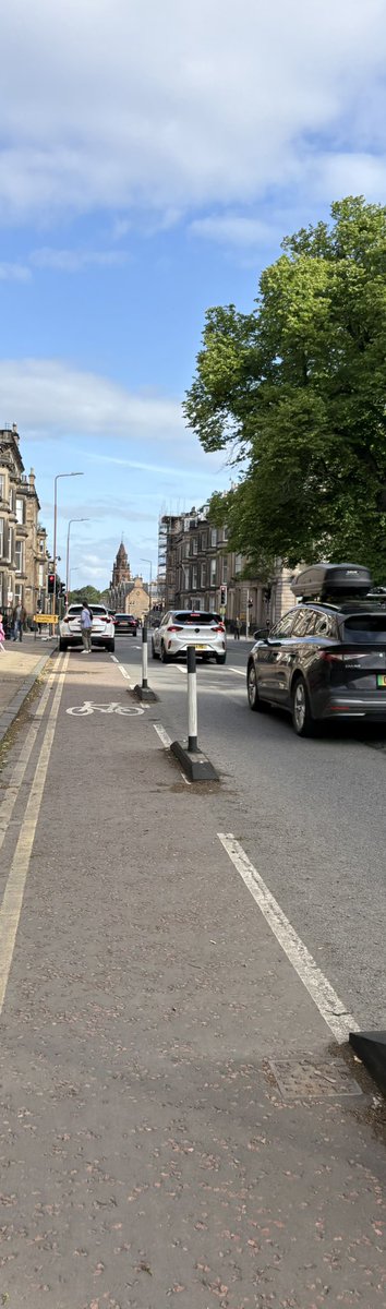 stephen_henley's tweet photo. @edinhelp 3 days commuting by bike this week and on all occasions the cycle lane (with double yellow lines) is blocked by vehicles. If @Edinburgh_CC is going to invest in cycle lanes let’s ensure that they are not used as car parking spaces. https://t.co/oQQhlyQ13z