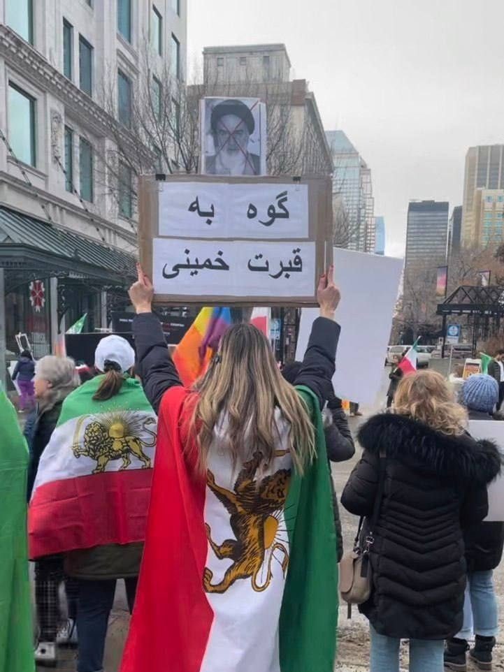 حُسنين هيكل روزنامه نگار نامدار مصرى، وزير اطلاع رسانى و وزير امورخارجه اين كشور خيلى زود خمينى را شناخت، وي نظر خود را اينجنين بيان كرد:
«روح اللّٰه خمينى مانند تيرى بود كه از قرن ششم، به قرن بيستم برتاب شد و به قلب ايران نشست. از زخم اين تير، سالها خون خواهد چکید»
#جاوید_شاه