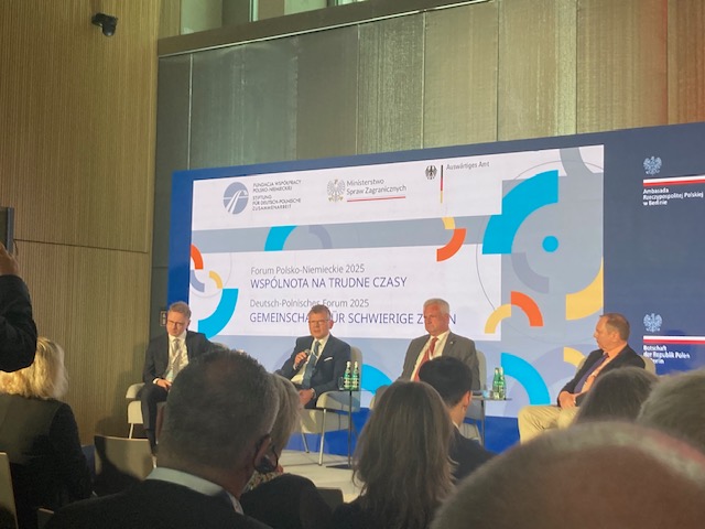 Wczoraj w nowej siedzibie Ambasady RP w Berlinie ministrowie spraw zagranicznych Polski, Radosław Sikorski i Niemiec, Johann Wadephul zainaugurowali Forum Polsko-Niemieckie 2025 “Wspólnota na trudne czasy”. Podczas otwarcia Forum wręczono nagrodę za szczególne zasługi dla rozwoju