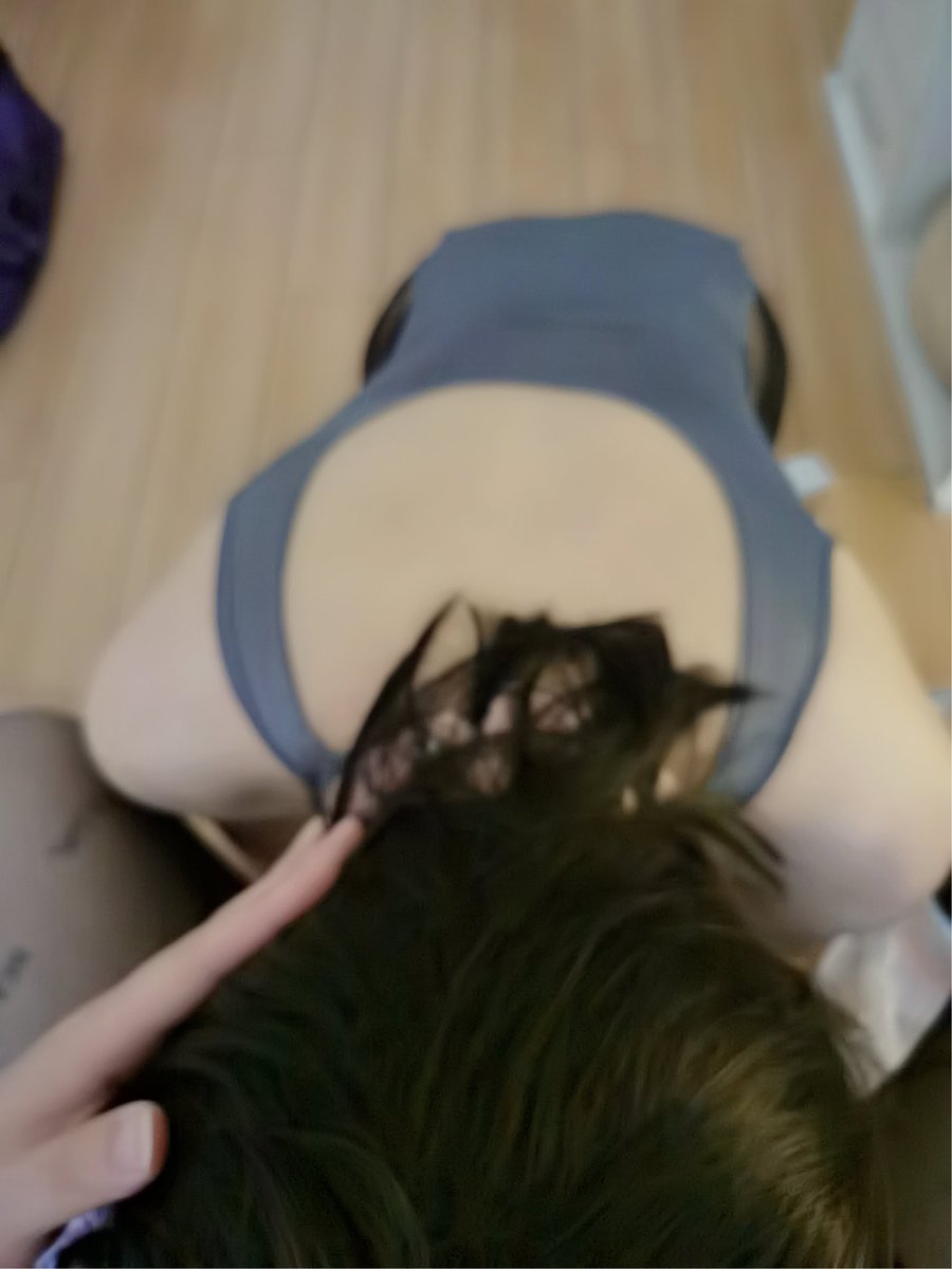 之前调教过的骚母狗，现在自己当s了😭你们一定不会背叛主人的吧🤧

＃伪娘 ＃反差