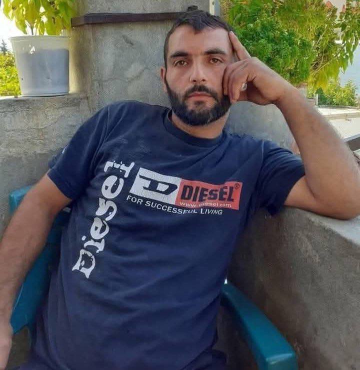 SyrianFeanor's tweet image. 📍 #Jableh - Batmoush Village:

A young Alawite man was killed by jihadist factions in the area..

The young man, Asem Sharouf, was killed in Batmoush village, Al-Daliyah subdistrict. 

Jihadists affiliated with the de facto authority in Damascus shot him and left him lying on…