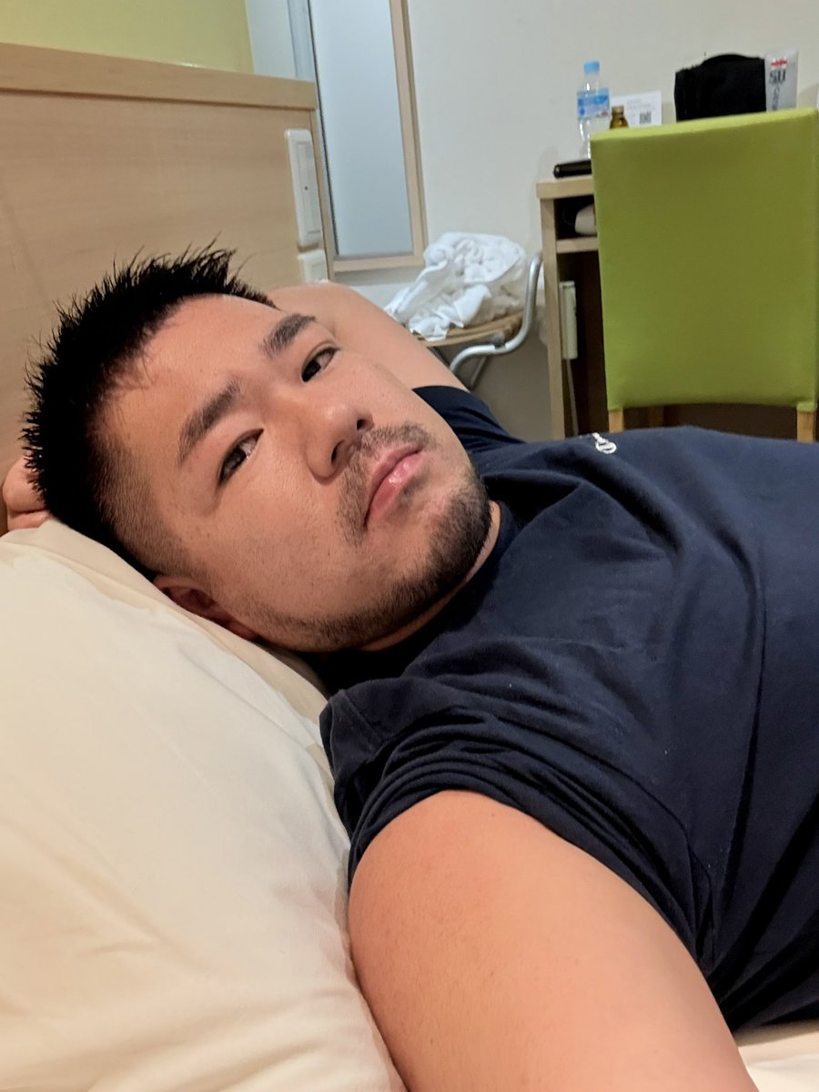 先日の大阪で一つ歳を重ねまして、
記念の写真がホテルでの自撮り39歳。