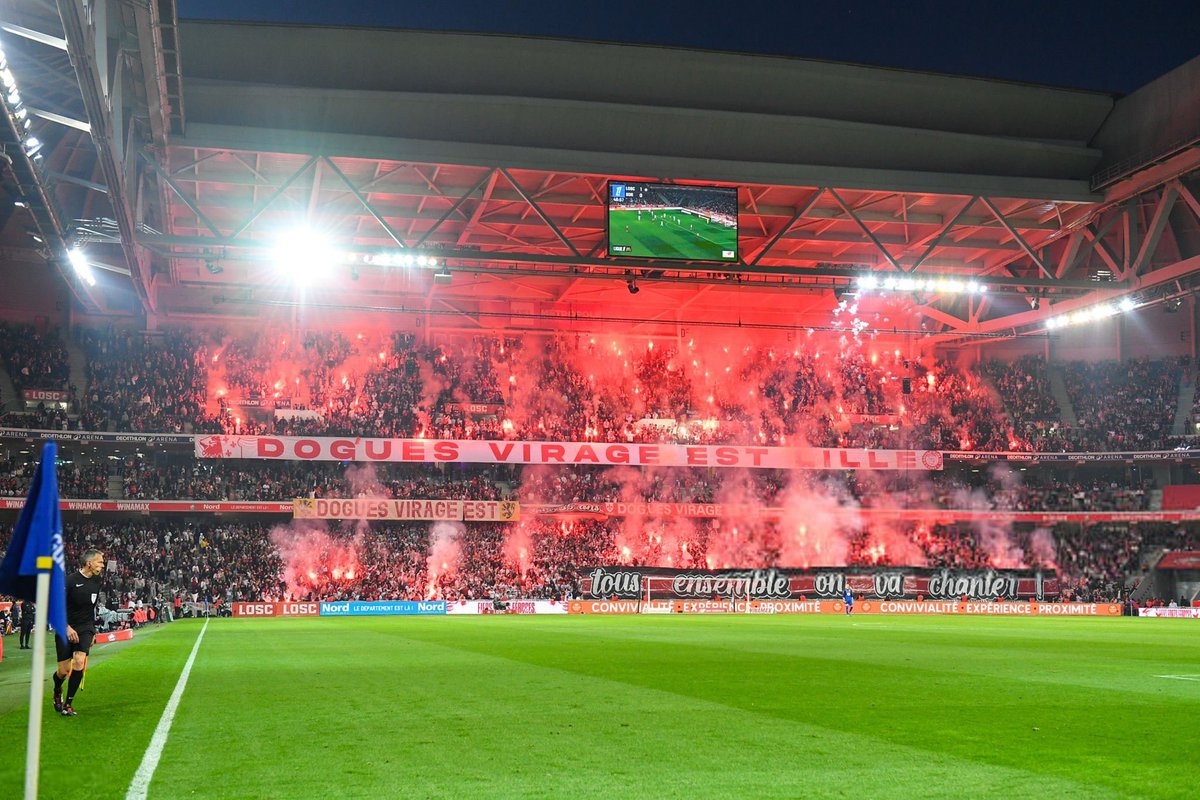 Une belle tribune remplie de fumigènes = tribune fermée pour 2 matchs !

Welcome to France !!! <a href="/LFPfr/">Ligue de Football Professionnel</a> 🖕