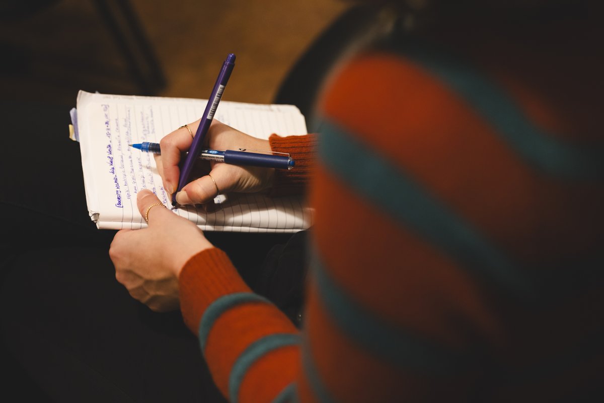 📖✍️ Idee che prendono forma tra le righe, storie che nascono da un inchiostro blu e dalla voglia di raccontare.
A BookCity, ogni penna è una possibilità, ogni taccuino è un universo che si apre.
Scrivere è il primo passo per abitare le parole.

📸 Rossella Mele
#BCM25