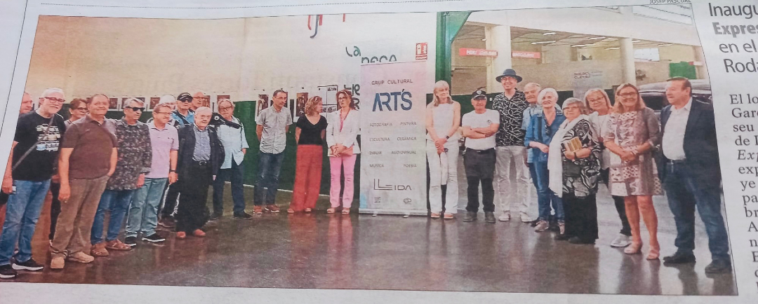 Foto de grup de la inauguració de l'exposició col·lectiva "Expressions artístiques al Roda Roda" del col·lectiu ART'S al diari Segre d'avui.

#recital #poesia #art #RosaFabregat  #ciclistes #automoció #museus #Lleida