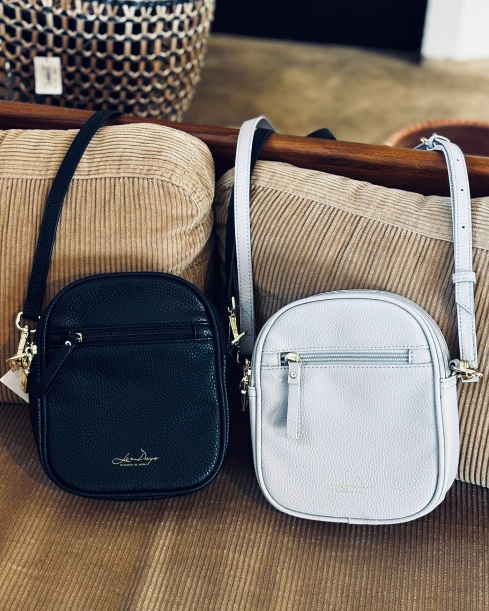 portus_official's tweet photo. コロンとしたフォルムがかわいい、荷物を二か所に分けて収納できる機能的なミニショルダー👜
豊富なポケットでお出かけに
必要な荷物がすっきり収納できます♪
背面にはかばんをさっと取り出して
タッチできるカードポケットも✨
#Styleon #Lizdays #ショルダーバッグ
#企業公式相互フォロー https://t.co/vNZ8Awa106