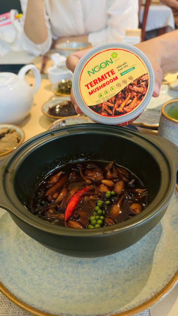 tranhueatto's tweet photo. 🌱 THỊ TRƯỜNG CHAY CẦN LỘT XÁC – ATTO & NGON VEGAN ĐANG BẮT ĐẦU!  
Thị trường chay hiện nay không thiếu đồ sạch, không thiếu lời hay – nhưng thiếu những người dám làm thật, tạo ra sản phẩm tử tế và giá trị sâu sắc.  

ATTO Family và Ngon Vegan không làm chay “cho vui”. Chúng tôi dẫn dắt lối sống yêu thương bằng hành động:  
✔ 100% tự nhiên: Không bột ngọt, không chất bảo quản, không hóa chất – SGS chứng nhận an toàn.  
✔ Hương vị từ nấm, đậu, thảo mộc – đậm đà, chuẩn Việt.  
✔ Dinh dưỡng cân bằng, tiện lợi cho người sống nhanh mà muốn sống lành.  

📦 Combo tháng 6 – 295k (+20k ship):  
- Xá xíu chay: Đậm đà, thơm vị quê nhà.  
- Nấm mối kho tiêu: Cay nhẹ, dễ nghiện.  
- Sữa đặc hạt điều hạt sen: Béo thanh, lý tưởng cho cà phê, bánh, sinh tố.  
🌟 Đóng hộp, ăn liền – tiện lợi cho người bận rộn và nhà hàng chay HORECA.  

�� Chúng tôi không bán đồ ăn – chúng tôi mở một hướng đi mới:  
- Cho người tiêu dùng tỉnh thức.  
- Cho người trẻ muốn làm thương mại sạch.  
- Cho những ai tìm công việc tạo giá trị thật, thu nhập thật.  

💬 Hành động ngay: Comment “Tôi muốn đồng hành” để tham gia ATTO Family, nhận combo Ngon Vegan, và cùng lan tỏa lối sống yêu thương! Bạn sẵn sàng làm thật chưa?  

#NgonVegan #ATTOFamily #AnChayYeuThuong