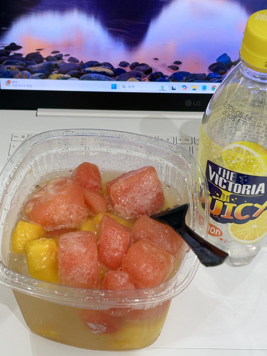 편의점에 화채용 수박망고를 판다는 사실
알고 계셨는지요.😌

화채사랑단이 말아주는 저칼로리 레시피
제로 탄산 부어먹기...
저는 대체당 특유의 쌉사름한맛이 싫어
빅토리아 쥬시 레몬맛을 넣었읍니다...짱맛