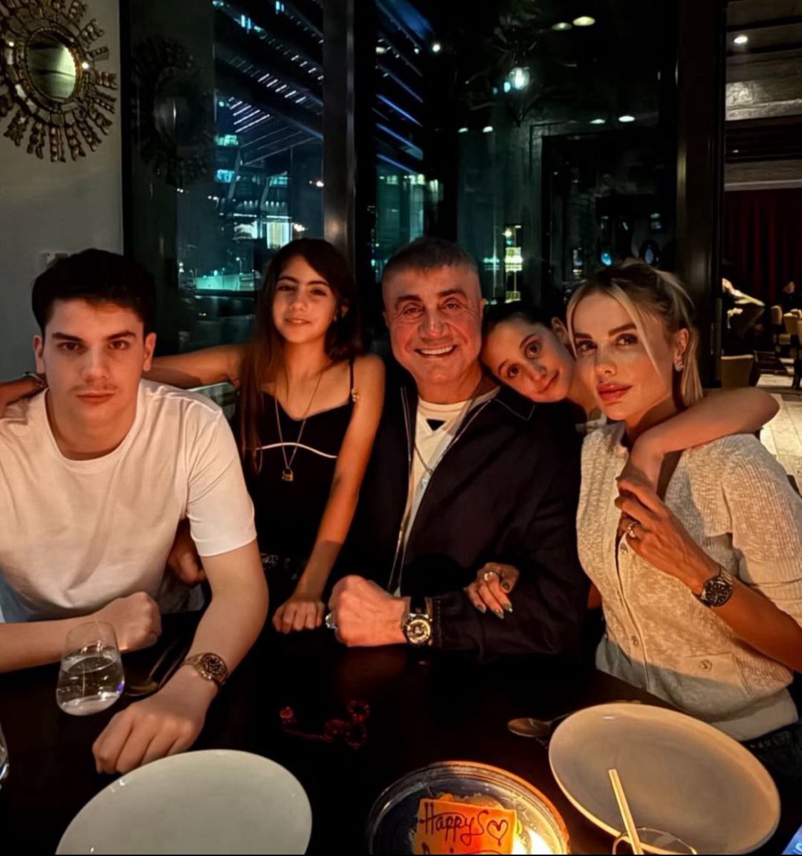 Bugün Arife günü ve Sayın Reis Sedat PEKER’in geleneksel hale gelen kurban dağıtımları, bu yıl da ihtiyaç sahiplerine ulaştırılmaya devam ediyor. 
Yaptığı yardımların suyu hürmetine YÜCE ALLAH’ım Reisimizin ve kıymetli Ailesinin yar ve yardımcısı olsun. 
AMİN.

@Sedat_PEKER