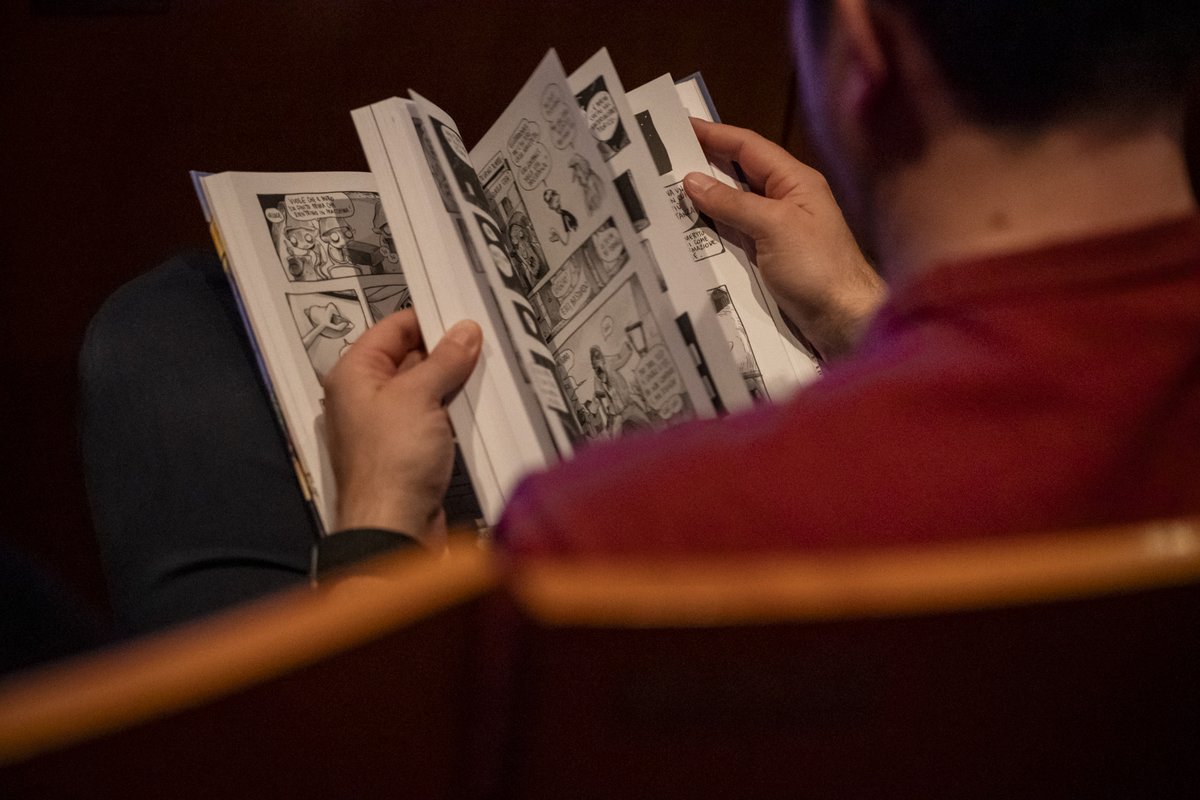 📚 Una sala gremita, un silenzio carico di attenzione, e sul palco le parole che prendono forma, si intrecciano, ispirano.
È questo lo spirito di #BookCity: trasformare ogni luogo in uno spazio di dialogo, confronto e scoperta.
📖 Milano legge. E si racconta.
📸 Elena Di Vincenzo