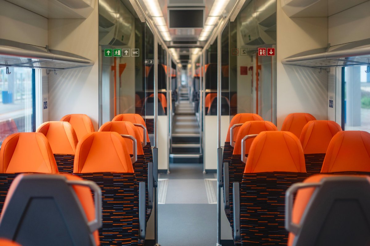 V Trnavě byla nasazena do provozu další jednotka Panter v barvách <a href="/zssk_official/">ZSSK</a>! 🚆 Celkem jich tak na Slovensku jezdí 35. Akce se zúčastnil slovenský ministr dopravy Jozef Ráž a náš člen představenstva Tomáš Ignačák. Dalších 10 jednotek na Slovensko dorazí do konce roku 2026.