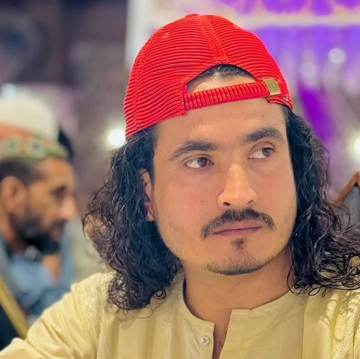پشتون تحفظ مومنٹ سندھ کے صوبائی کمیٹی ممبر ثاقب انگار کو اپنے گھر سے رات کو دو بجے سادہ لباس میں ملبوس اہلکاروں نے اغواء کرکے ساتھ لے گئے ۔
عید کے موقع پر ایسی ظالمانہ طرز عمل شرمناک ہے۔
#ReleaseSaqeebAngar