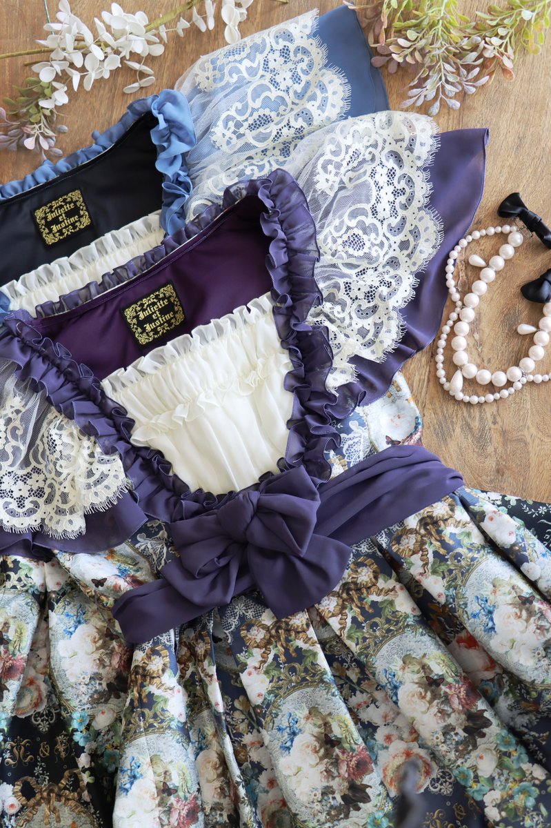 J_et_J's tweet image. そのドレスは、静けさの中で時を止める。

手のひらで触れるシャンデリアの光。
そっと呼吸するレースと、溶け込む色彩。
J&amp;amp;V Eden ROSE 第二章、開幕。
薔薇と蝶が紡ぐ、詩的で美しい記憶の断片を、
纏うあなたの心へ届けます。

✦ オンライン予約販売開始：
 juliette-et-justine.com/products/j-v-e…

#EdenRose