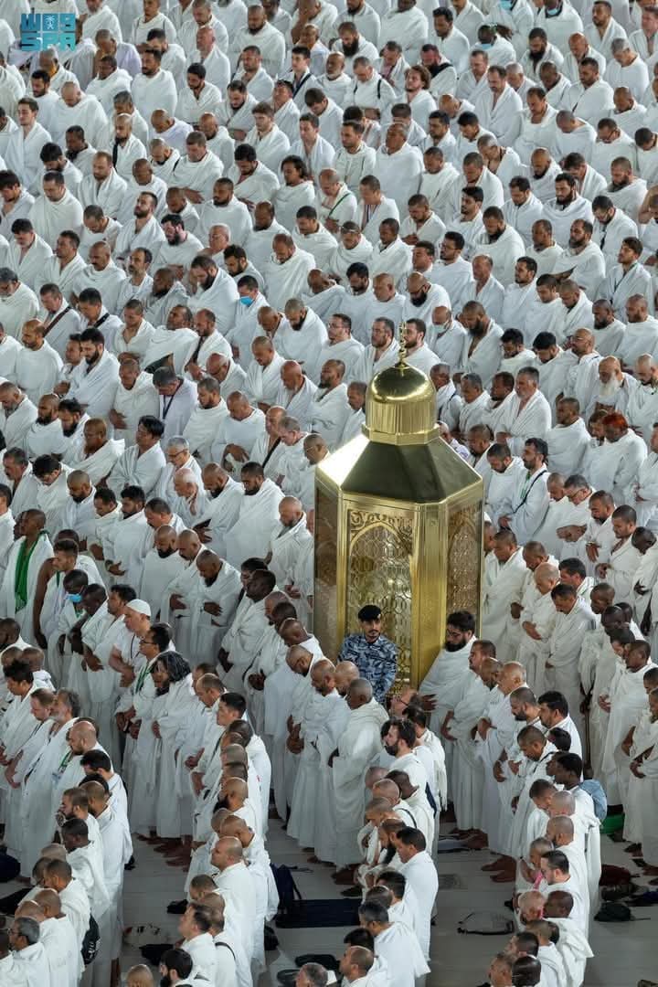 ایک ہی صف میں کھڑے ہو گئے محمود و ایاز
نہ کوئی بندہ رہا اور نہ ہی کوئی بندہ نواز
بندہ و صاحب و محتاج و غنی ایک ہوۓ
تیری سرکار میں پہنچے تو سبھی ایک ہوۓ
#حج2025 #يوم_عرفة