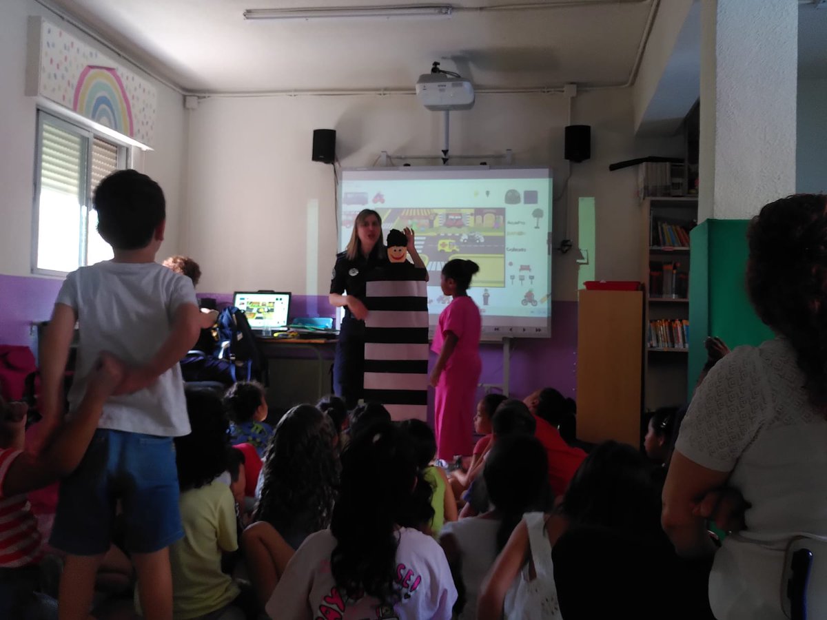 hermanos_pinzon's tweet image. El martes pasado la policía visitó a los alumnos de 4 y 5 años y les enseñaron cosas muy interesantes de educación vial.